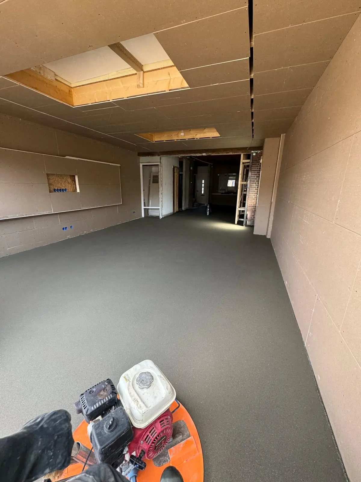 Nieuwe dekvloer op de begane grond, klaar voor afwerking